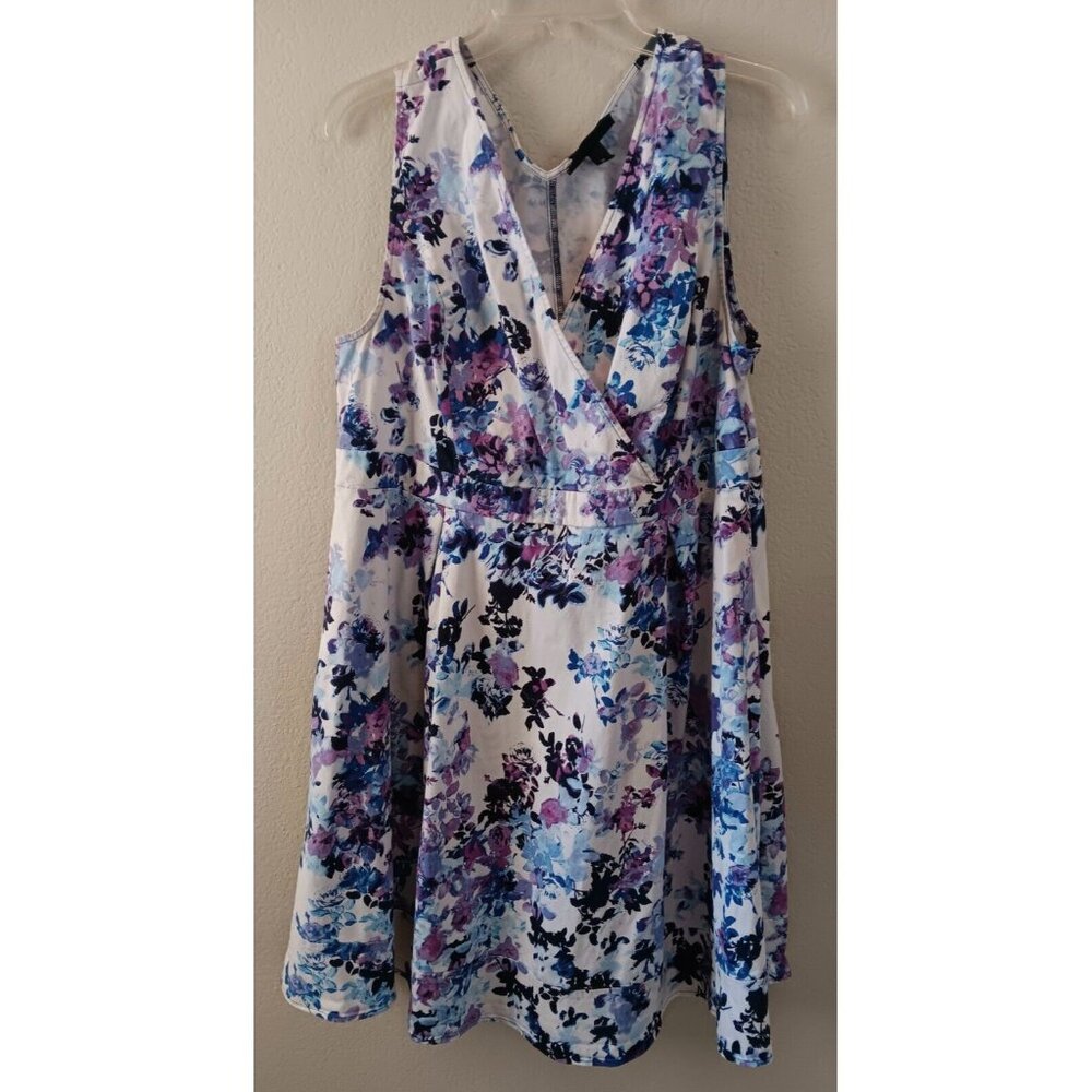 Lane Bryant Floral V-Neck Sleeveless Dress in White with Blue & Purple Print